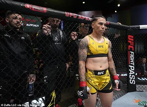 UFC star Jessica Andrade reveals her BREAST。